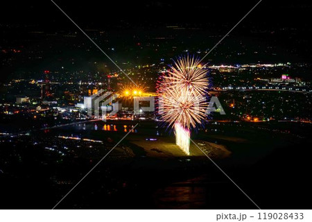 絶景の夜空に映える都市景観風景と夜花火「八代全国花火競技大会(さかもと八竜天文台)」(八代市坂本町) 119028433