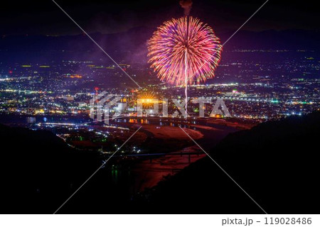 絶景の夜空に映える都市景観風景と夜花火「八代全国花火競技大会(さかもと八竜天文台)」(八代市坂本町) 119028486