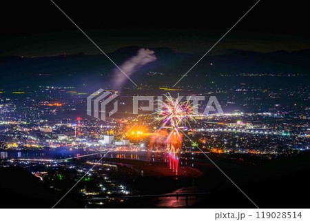 絶景の夜空に映える都市景観風景と夜花火「八代全国花火競技大会(さかもと八竜天文台)」(八代市坂本町) 119028514