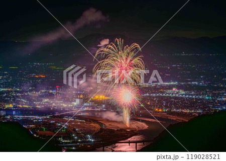絶景の夜空に映える都市景観風景と夜花火「八代全国花火競技大会(さかもと八竜天文台)」(八代市坂本町) 119028521