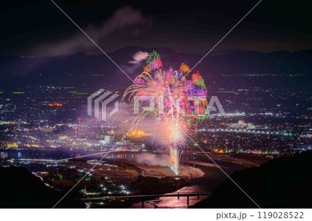絶景の夜空に映える都市景観風景と夜花火「八代全国花火競技大会(さかもと八竜天文台)」(八代市坂本町) 絶景の夜空に映える都市景観風景と夜花火「八代全国花火競技大会(さかもと八竜天文台)」(八代市坂本町) 119028522