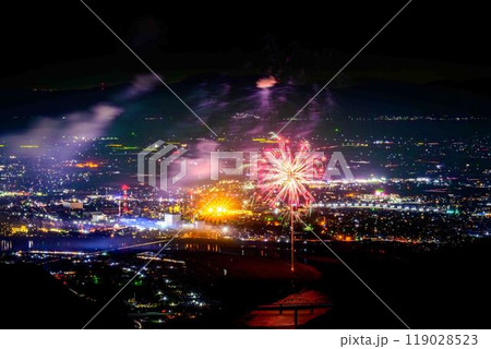 絶景の夜空に映える都市景観風景と夜花火「八代全国花火競技大会(さかもと八竜天文台)」(八代市坂本町) 絶景の夜空に映える都市景観風景と夜花火「八代全国花火競技大会(さかもと八竜天文台)」(八代市坂本町) 119028523