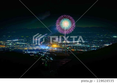 絶景の夜空に映える都市景観風景と夜花火「八代全国花火競技大会(さかもと八竜天文台)」(八代市坂本町) 119028535