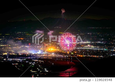 絶景の夜空に映える都市景観風景と夜花火「八代全国花火競技大会(さかもと八竜天文台)」(八代市坂本町) 絶景の夜空に映える都市景観風景と夜花火「八代全国花火競技大会(さかもと八竜天文台)」(八代市坂本町) 119028548
