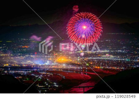 絶景の夜空に映える都市景観風景と夜花火「八代全国花火競技大会(さかもと八竜天文台)」(八代市坂本町) 絶景の夜空に映える都市景観風景と夜花火「八代全国花火競技大会(さかもと八竜天文台)」(八代市坂本町) 119028549