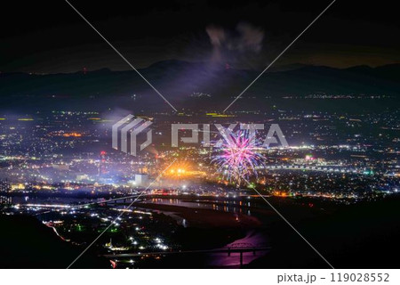 絶景の夜空に映える都市景観風景と夜花火「八代全国花火競技大会(さかもと八竜天文台)」(八代市坂本町) 119028552