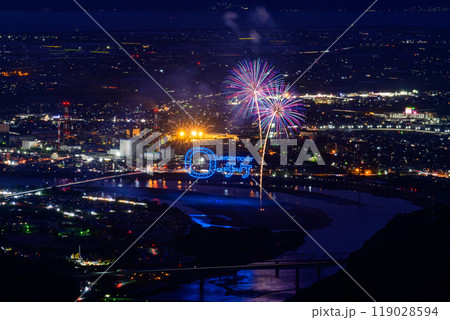 絶景の夜空に映える都市景観風景と夜花火「八代全国花火競技大会(さかもと八竜天文台)」(八代市坂本町) 119028594