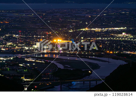絶景の夜空に映える都市景観風景と夜花火「八代全国花火競技大会(さかもと八竜天文台)」(八代市坂本町) 119028614