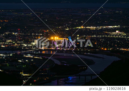 絶景の夜空に映える都市景観風景と夜花火「八代全国花火競技大会(さかもと八竜天文台)」(八代市坂本町) 119028616