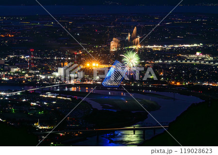 絶景の夜空に映える都市景観風景と夜花火「八代全国花火競技大会(さかもと八竜天文台)」(八代市坂本町) 119028623