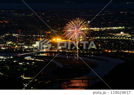 絶景の夜空に映える都市景観風景と夜花火「八代全国花火競技大会(さかもと八竜天文台)」(八代市坂本町) 絶景の夜空に映える都市景観風景と夜花火「八代全国花火競技大会(さかもと八竜天文台)」(八代市坂本町) 119028637