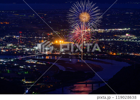 絶景の夜空に映える都市景観風景と夜花火「八代全国花火競技大会(さかもと八竜天文台)」(八代市坂本町) 119028638