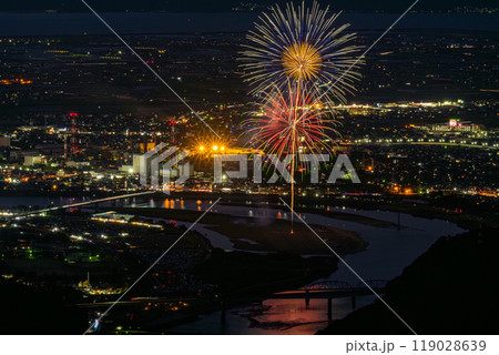 絶景の夜空に映える都市景観風景と夜花火「八代全国花火競技大会(さかもと八竜天文台)」(八代市坂本町) 絶景の夜空に映える都市景観風景と夜花火「八代全国花火競技大会(さかもと八竜天文台)」(八代市坂本町) 119028639