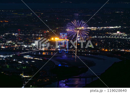 絶景の夜空に映える都市景観風景と夜花火「八代全国花火競技大会(さかもと八竜天文台)」(八代市坂本町) 119028640