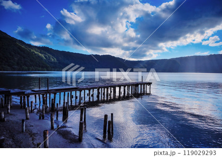 青空に映える十和田湖の輝き 119029293