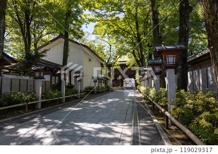周囲が工事中の石切劔箭神社の絵馬殿（2024年9月撮影） 119029317