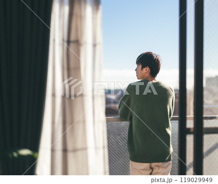 たそがれる男性ポートレート 119029949