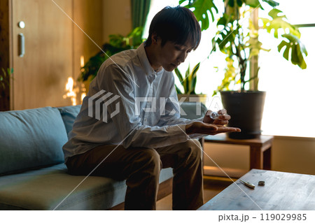 服用する男性 119029985