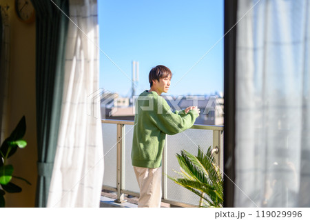ベランダでの屋外メンズポートレート ベランダでの屋外メンズポートレート 119029996