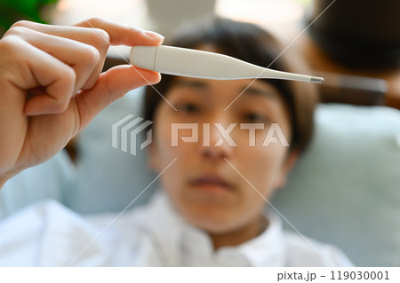 風邪をひいいた,男性,20代,30代,人物,日本人 119030001