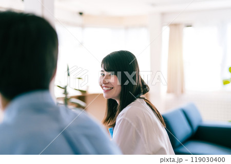 男性と女性の会話 119030400
