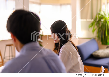 男性と女性の会話 119030412