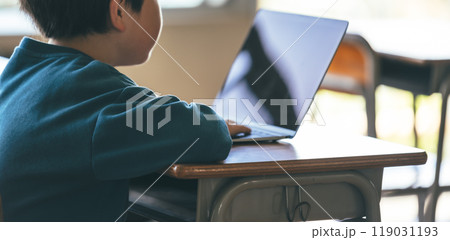 パソコン学習をする子供 119031193