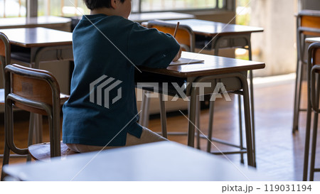 小学生と教室 119031194