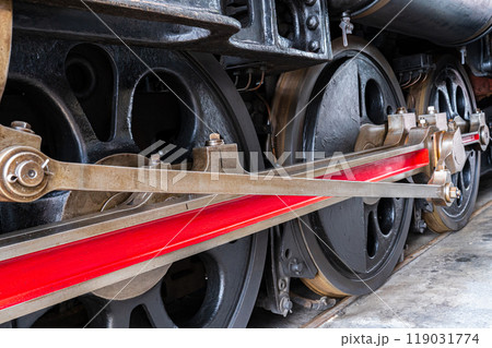 蒸気機関車の動輪と主連棒　　偏芯棒 119031774