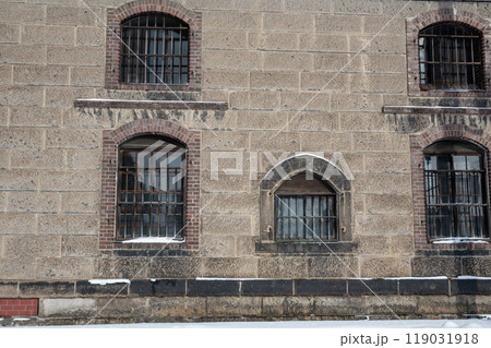 ブロック倉庫の外壁の窓 119031918