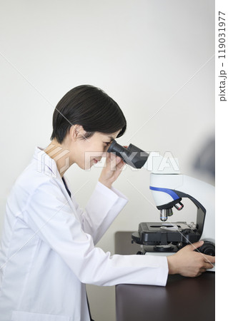 顕微鏡を使う研究職の女性 119031977