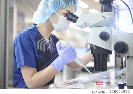培養室で顕微鏡を使う胚培養士 119031990