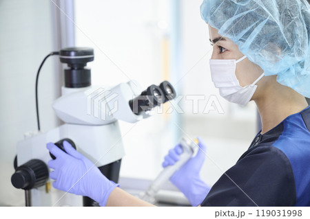 培養室で顕微鏡を使う胚培養士 培養室で顕微鏡を使う胚培養士 119031998