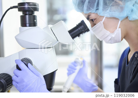 培養室で顕微鏡を使う胚培養士 119032006