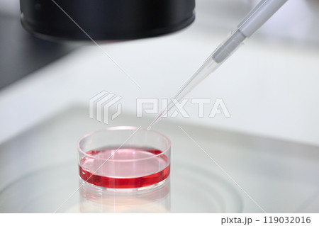 ピペットで培養液を扱う実験のクローズアップ 119032016
