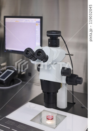 培養室内に設置された顕微鏡 119032045