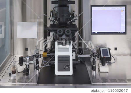 培養室内に設置された顕微鏡 119032047