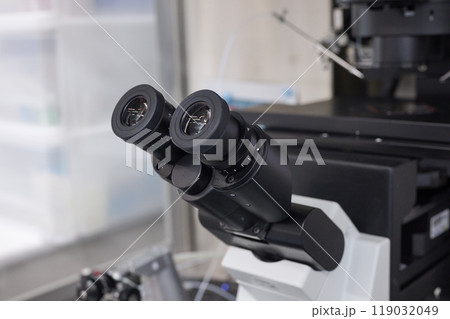 培養室内に設置された顕微鏡 119032049