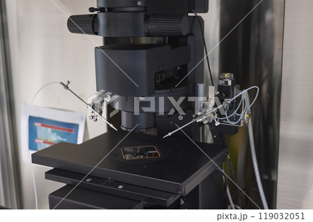 培養室内に設置された顕微鏡 培養室内に設置された顕微鏡 119032051