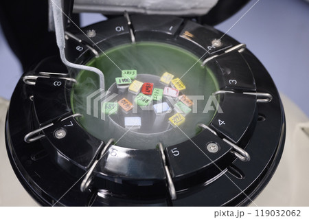液体窒素タンク内で凍結保存されたサンプルとラベル 119032062