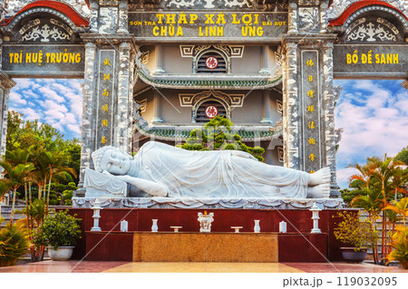 statue of white reclining Buddha at the Buddhist pagoda Thap Xa Loi in Da Nang in Vietnam in Asia 119032095