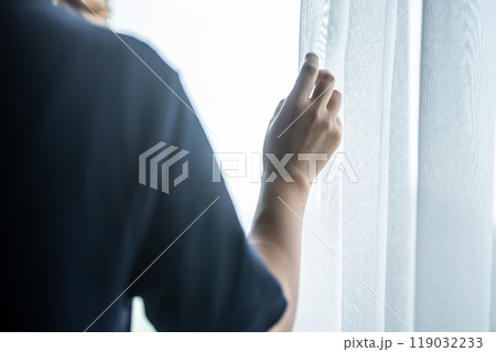 窓辺の女性 119032233
