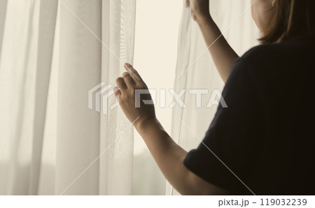 窓辺の女性 窓辺の女性 119032239