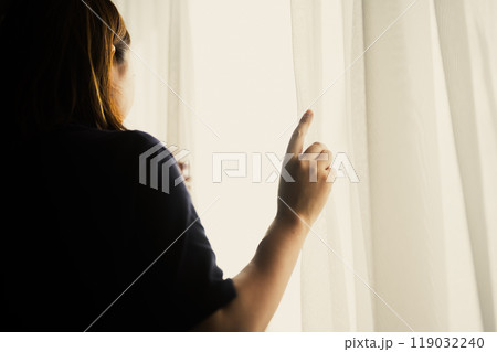 窓辺の女性 窓辺の女性 119032240