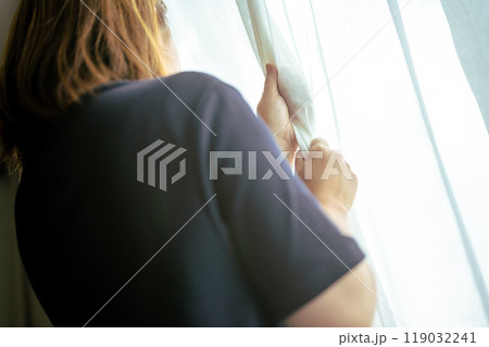 窓辺の女性 窓辺の女性 119032241