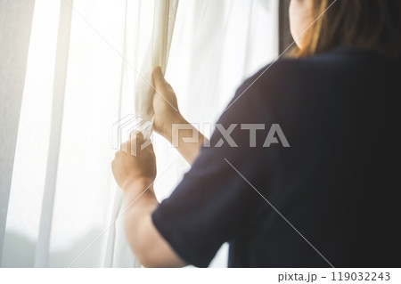 カーテンを閉める 119032243