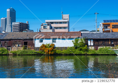大阪市港区 尻無川沿いの平屋の年季の入った倉庫 大阪市港区 尻無川沿いの平屋の年季の入った倉庫 119032770