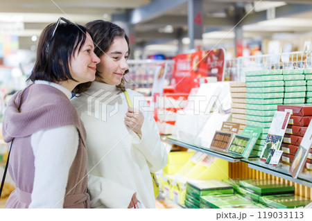 ショッピングを楽しむ外国人観光客 119033113