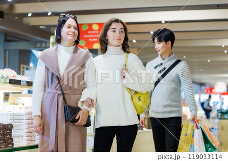 ショッピングを楽しむ外国人観光客 119033114