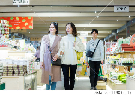 ショッピングを楽しむ外国人観光客 119033115